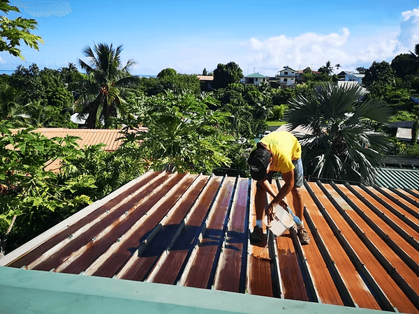 Étape 03 rénovation toiture Tahiti - Traitement rouille
